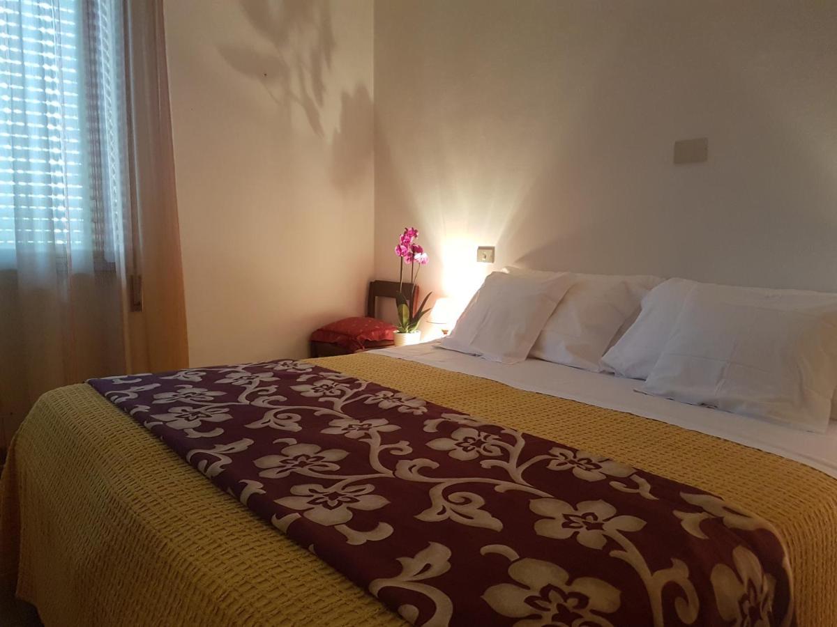 Albergo Smeraldo Кастельнуово-Маґра Екстер'єр фото