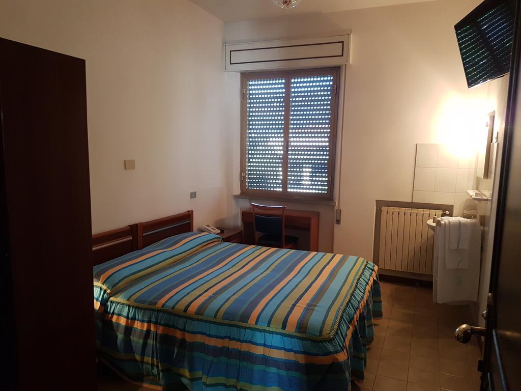 Albergo Smeraldo Кастельнуово-Маґра Екстер'єр фото