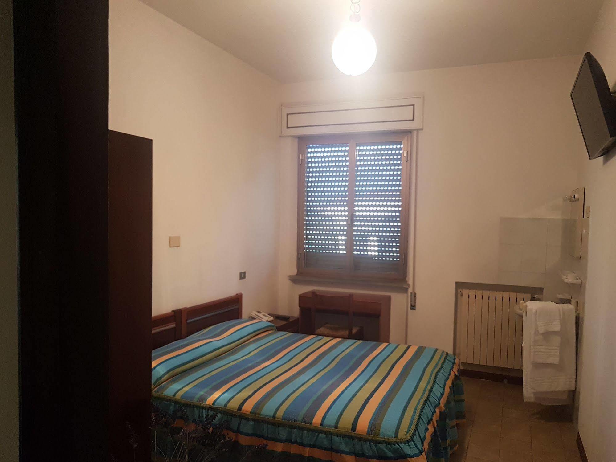 Albergo Smeraldo Кастельнуово-Маґра Екстер'єр фото