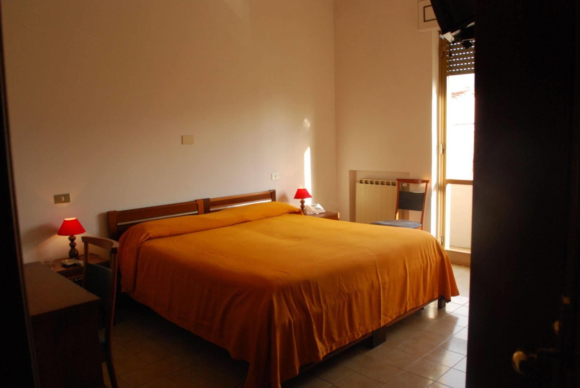 Albergo Smeraldo Кастельнуово-Маґра Екстер'єр фото